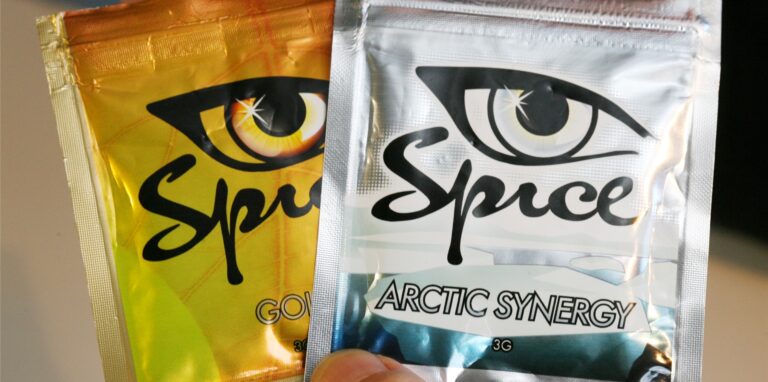 Zwei Tütchen mit der Droge „Spice“. Die Modedroge ist wegen erheblicher Gesundheitsrisiken seit 2009 in Deutschland verboten.