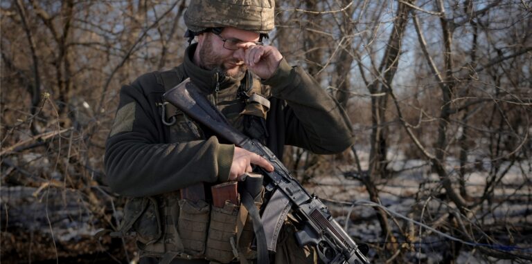 Russland zieht erste Truppen von der Grenze der Ukraine ab. Dieses Bild zeigt einen ukrainischen Soldaten. (Symbolbild)