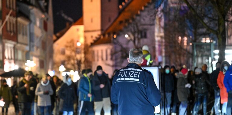 Symbolbild Corona-Demonstration: In Dinslaken hat ein „Corona-Spaziergänger“ einem Polizisten mit dem Tod gedroht.