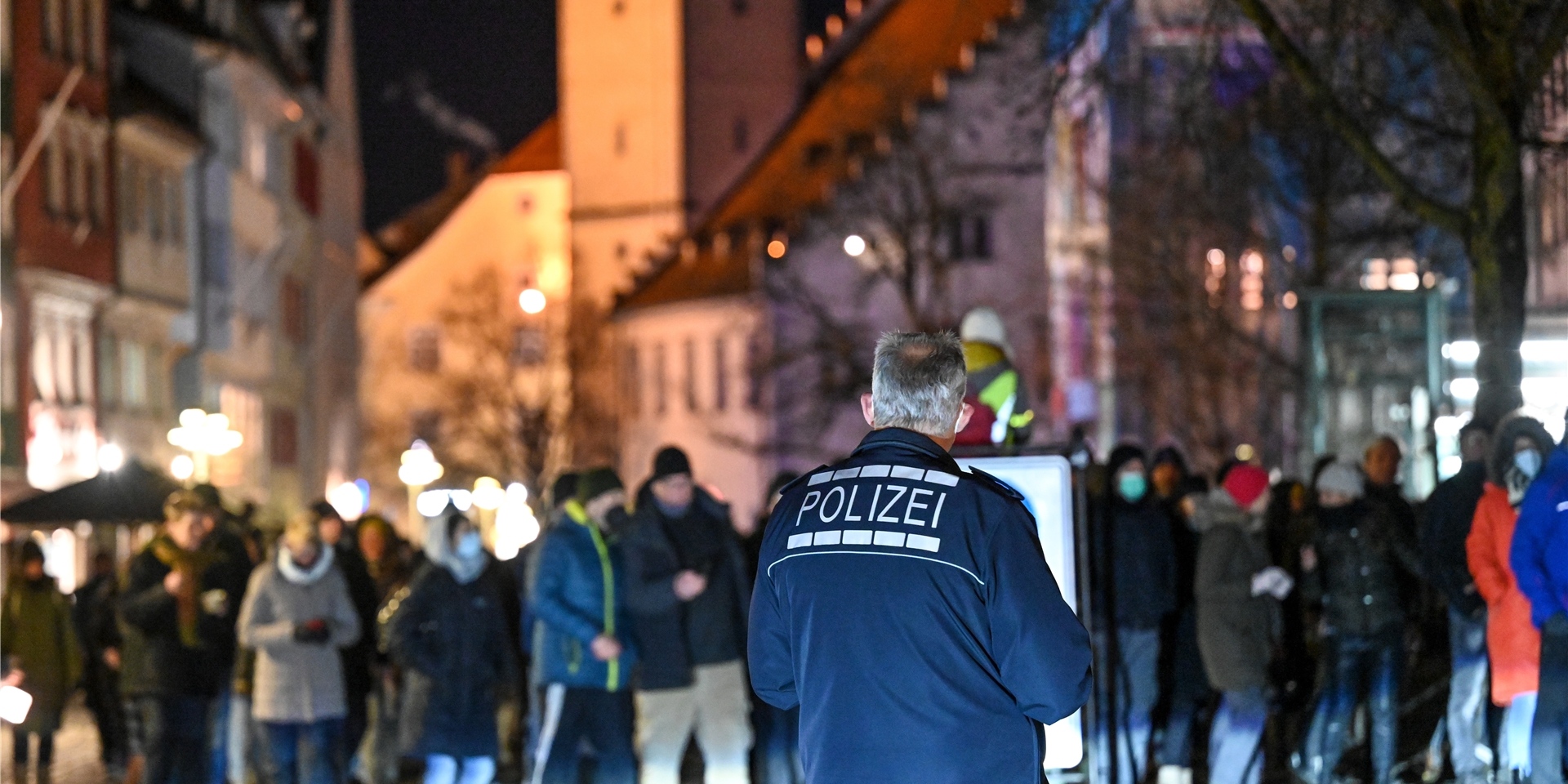Symbolbild Corona-Demonstration: In Dinslaken hat ein „Corona-Spaziergänger“ einem Polizisten mit dem Tod gedroht.