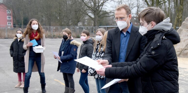 Siegerehrung am Willy-Brandt-Gymnasium in Oer-Erkenschwick. Schulleiter Michael Rieder und Physiklehrerin Ulrike Gawliczek zeichneten die besten Teilnehmer der Aktion „Physik im Advent“ aus, darunter auch Maysa, Carla, Lara, Hannah und Noah (v.l.).