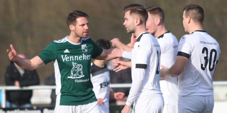 Das Spiel zwischen dem FC Nordkirchen und Teutonia Waltrop war von vielen Nickligkeiten geprägt. Die Gäste sind davon überzeugt, dass es nach fünf Minuten einen Platzverweis gegen Marcel Stiepermann (l.) hätte geben müssen.