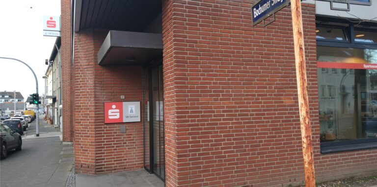 Die Sparkasse an der Ecke Bochumer Straße / Cottenburgstraße ist vorerst geschlossen. Ob der SB-Standort jemals wieder aufmacht, hängt wohl vom Ermittlungserfolg des LKA ab.