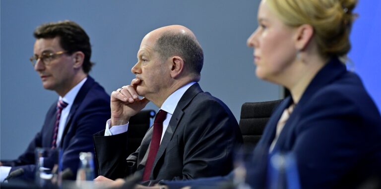 Hendrik Wüst (CDU, l-r), Ministerpräsident von Nordrhein-Westfalen und Vorsitzender der Ministerpräsidentenkonferenz (MPK), Bundeskanzler Olaf Scholz und Berlins Regierende Bürgermeisterin Franziska Giffey treffen am Mittwoch, 16. Februar, zu einem weiteren Corona-Gipfel zusammen.