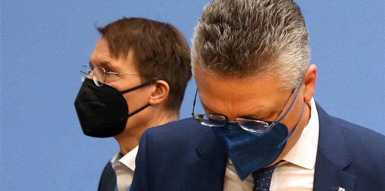 Karl Lauterbach (l, SPD), Bundesgesundheitsminister, will Lothar Wieler, RKI-Präsident, die Macht über den Genesenenstatus entziehen.