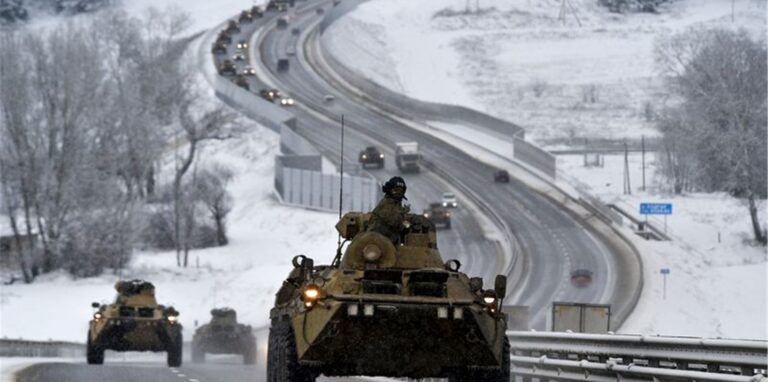Ein Konvoi gepanzerter russischer Fahrzeuge Mitte Januar auf einer Autobahn auf der Krim.