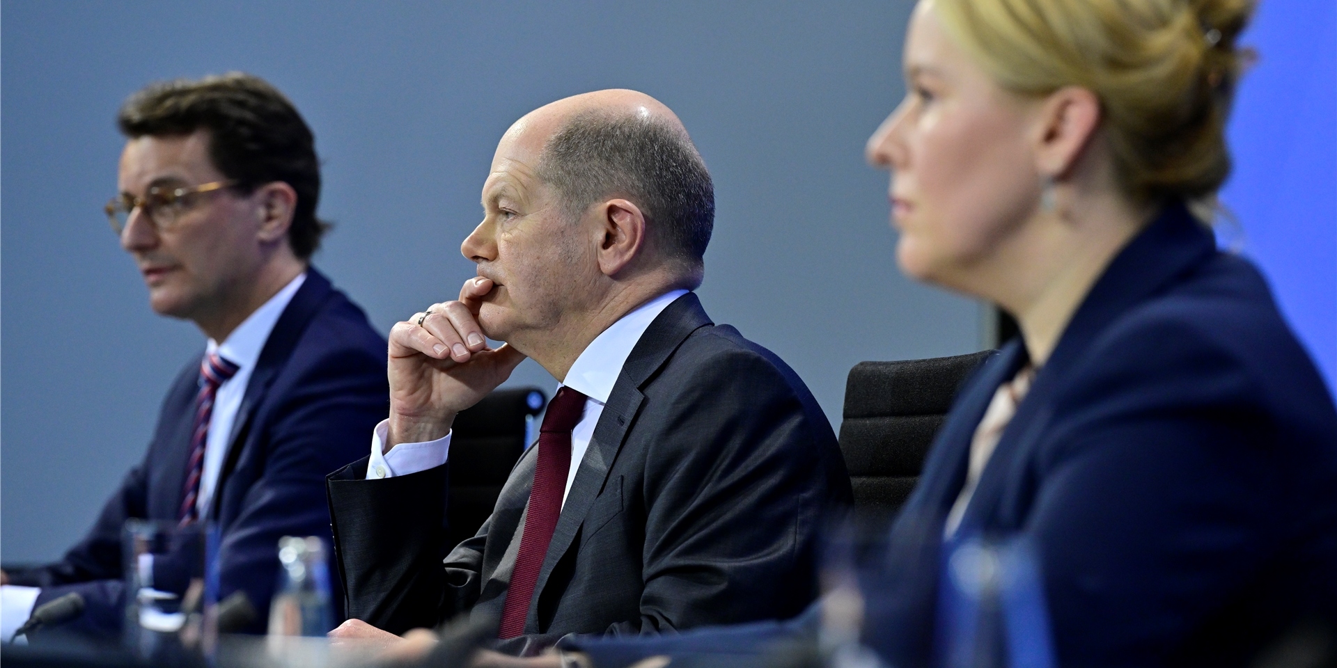Bund und Länder treffen sich am Montag wieder zu Beratungen – mit dabei Bundeskanzler Olaf Scholz (SPD), MPK-Vorsitzender, und NRW-Regierungschef Hendrik Wüst (CDU) sowie Berlins erste Regierende Bürgermeisterin Franziska Giffey (SPD).