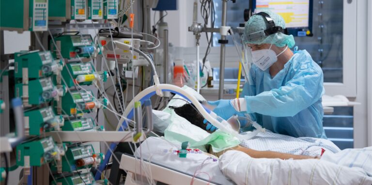 Es gebe nicht genügend Pflegende in der Klinik, berichtet Ralf Berning. Auch in der Omikron-Welle könnten an seinem Standort von eigentlich 16 zur Verfügung stehenden Intensivbetten nur zwölf aktiv genutzt werden. (Symbolbild Intensivpfleger)
