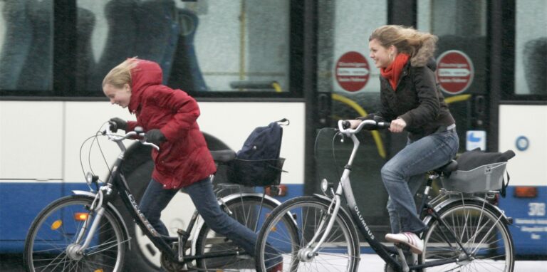 Es wird stürmisch in Dortmund: Mit dem Fahrrad zur Schule zu fahren, ist zum Ende der Woche wohl keine gute Idee.