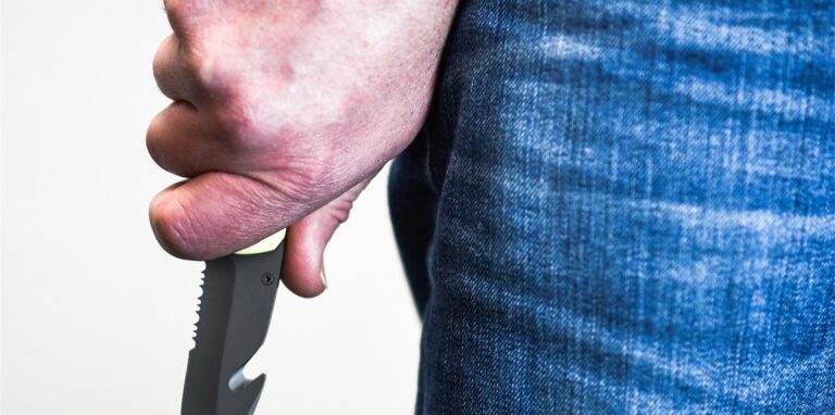Ein Mann hält ein Messer in der Hand .(Symbolbild)