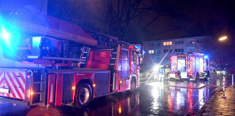 In der Pommernstraße löschte die Feuerwehr am Mittwochabend einen Brand.