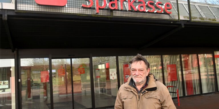 Der Barkenberger Kunde Ulrich Wagner möchte, dass der SB-Terminal der Sparkasse am Handwerkshof erhalten bleibt.
