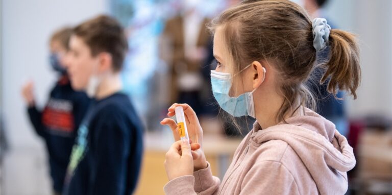 Für Grundschüler in Nordrhein-Westfalen ändert sich ab dem 28. Februar das Corona-Testverfahren.