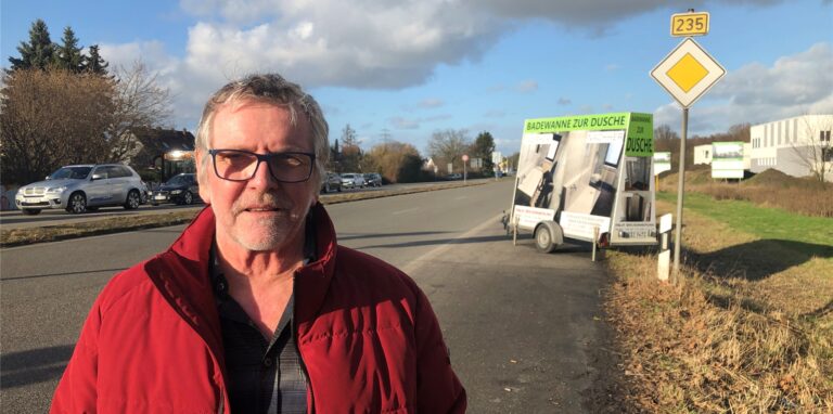 Klaus Konter ärgert sich seit Jahren über die Werbeanhänger und vielen Fahrzeuge, die an der B235 parken.