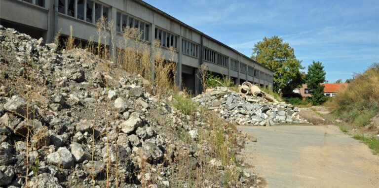 Die Aufschüttungen auf dem alten Fuhrparkgelände des EUV sollen bald Vergangenheit sein. Die Hinterlassenschaften einer insolventen Firma werden jetzt abtransportiert, so kündigte Stadtbaurätin Bettina Lenort im Bauausschuss an.