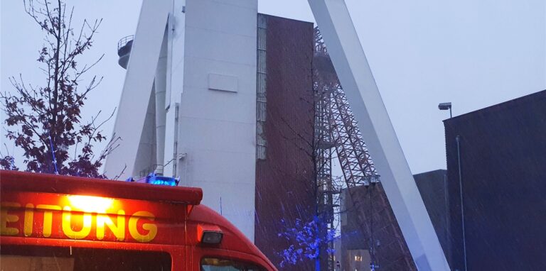 Teile der Gebäudefassade am Fördergerüst von Schacht 4 auf Schlägel & Eisen riss der Sturm herunter. Die Feuerwehr sperrte den Parkplatz unter dem Turm.