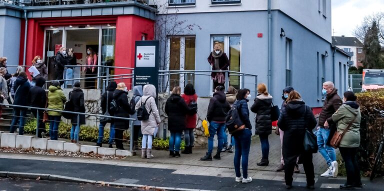 Schlangen vor dem Impfzentrum des Deutschen Roten Kreuzes (DRK) an der Gartenstraße 59 – wie hier bei der Premiere Anfang Dezember 2021 – gehören vorerst der Vergangenheit an.