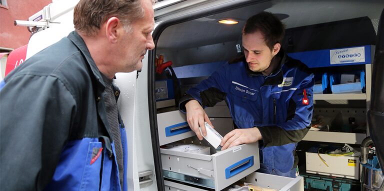 Michael (l.) und Simon Schroer sortieren Material für den Montagewagen.