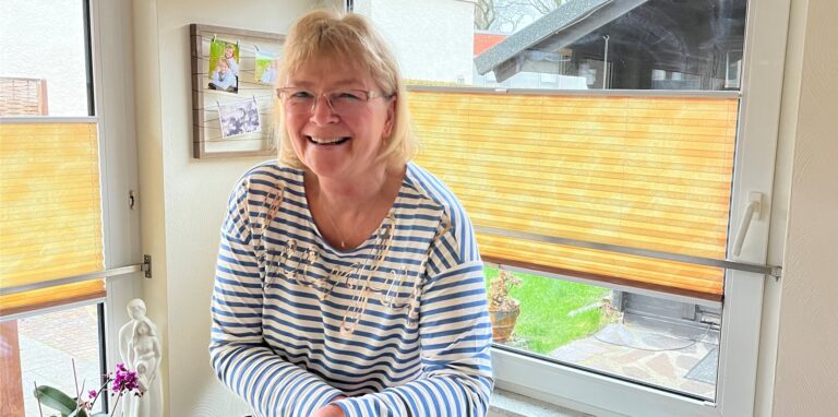 Sie kann nach zwei ziemlich schweren Jahren wieder lächeln. Susanne Hampe-Schmidt im Wintergarten ihres Hauses in Herten-Bertlich.