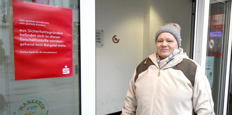 Die Sparkasse Vest hat aus Sicherheitsgründen den Geldautomaten in der SB-Stelle am Lipper Weg vom Netz genommen. Angelika Smusch ärgert sich über weite Wege zum nächsten Automaten.