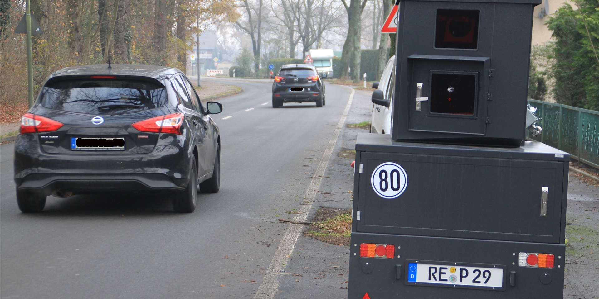 Verkehrsschild mit Zusatz Radarkontrolle