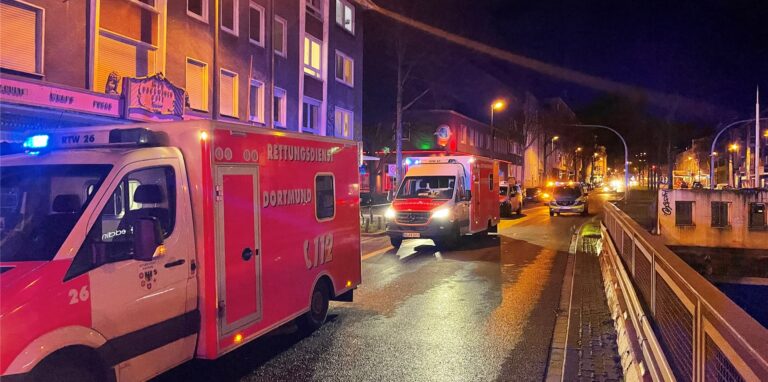 Einsatzkräfte der Feuerwehr am Einsatzort in der Weisenburger Straße.