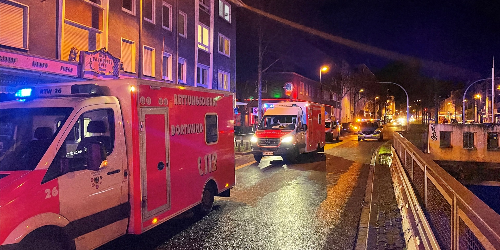 Einsatzkräfte der Feuerwehr am Einsatzort in der Weisenburger Straße.