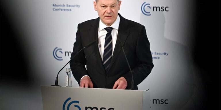 Bundeskanzler Olaf Scholz spricht auf der Münchner Sicherheitskonferenz.
