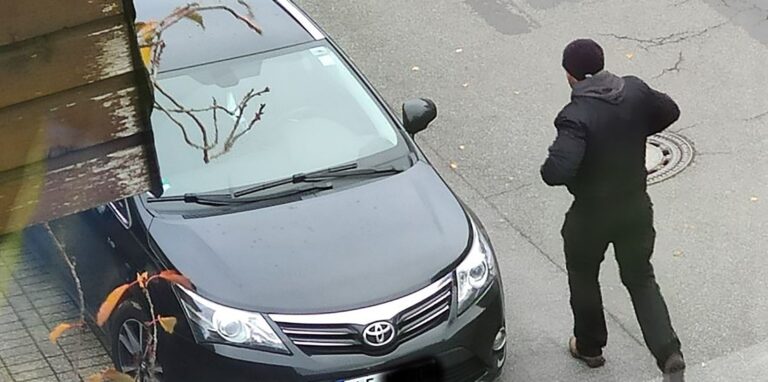 Die Polizei konnte ein Auto-Aufbrecher auf frischer Tat festnehmen. Symbolbild.