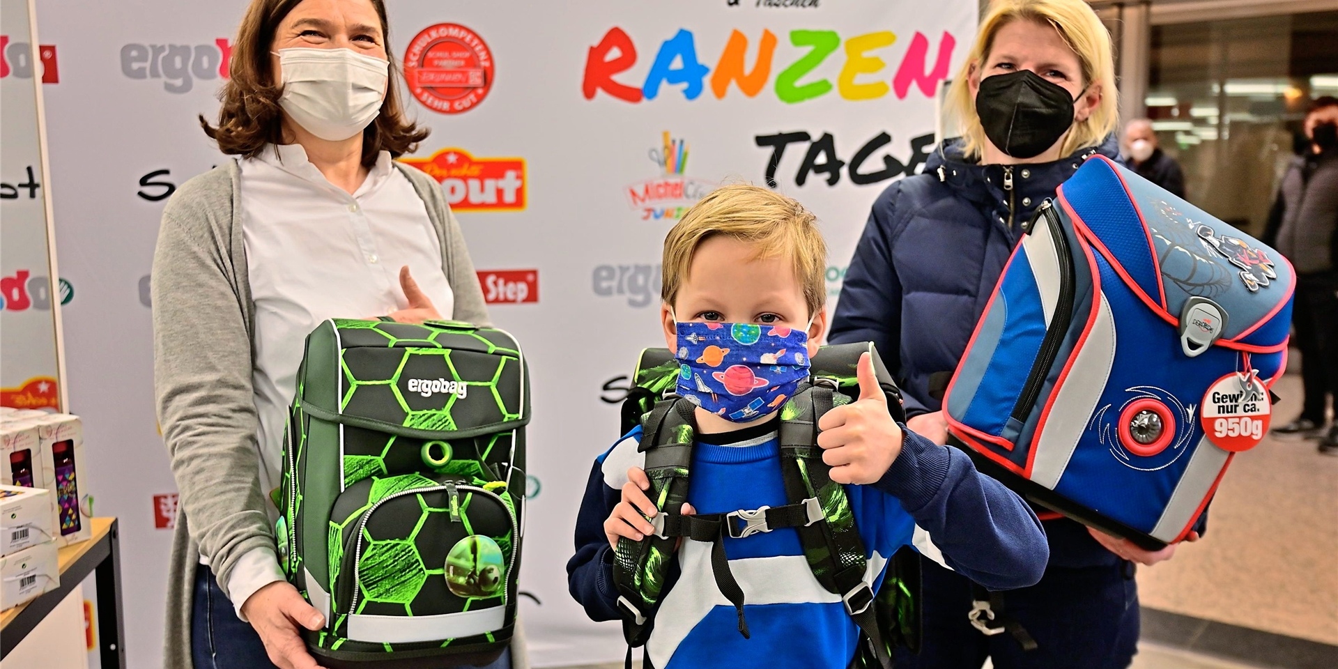 Alexander (5) mit Mutter Katharina Sanndkühler (re.) und Michelbrink-Mitarbeiterin Birgit Mikolajzcak am Samstag beim Ranzentag im Marler Stern.