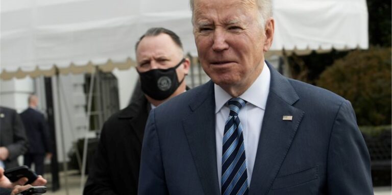 US-Präsident Joe Biden spricht vor dem Weißen Haus mit Journalisten über den Ukraine-Konflikt.