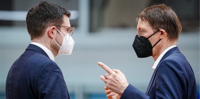 Gesundheitsminister Karl Lauterbach (SPD) und Justizminister Marco Buschmann (l, FDP) bei einer Sitzung des Bundeskabinetts im Bundeskanzleramt.