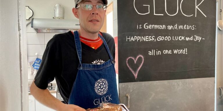 Matthias Bück vor der Küche im Café Glück in Bangkok. Hier hat der Schwabe neue Arbeit gefunden.