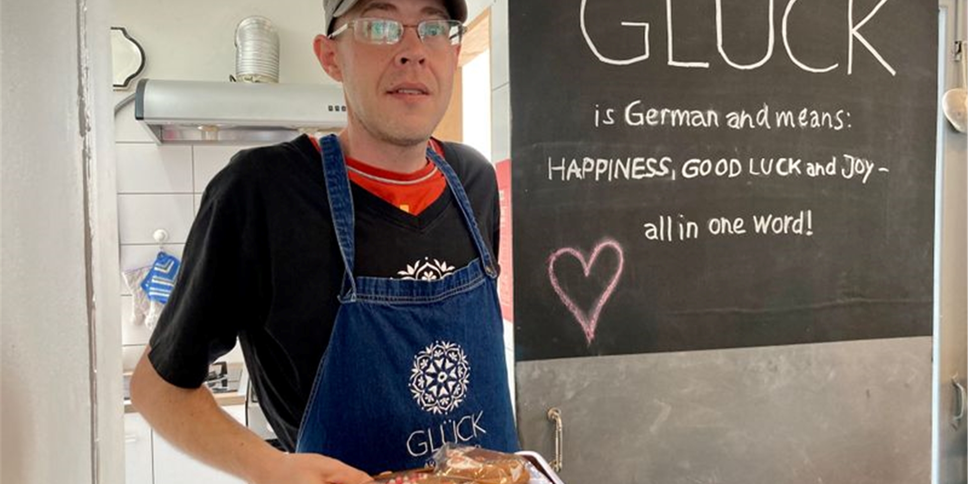 Matthias Bück vor der Küche im Café Glück in Bangkok. Hier hat der Schwabe neue Arbeit gefunden.
