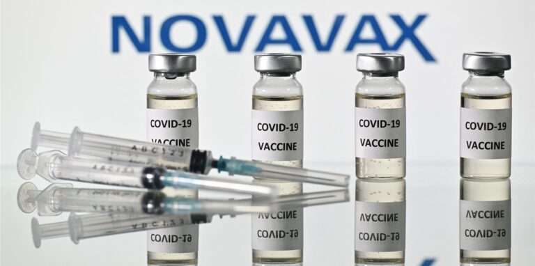 Vier Vials (Injektionsfläschchen) des Totimpfstoffs Novavax. Aus jedem Vial lassen sich zehn Impfdosen aufziehen.