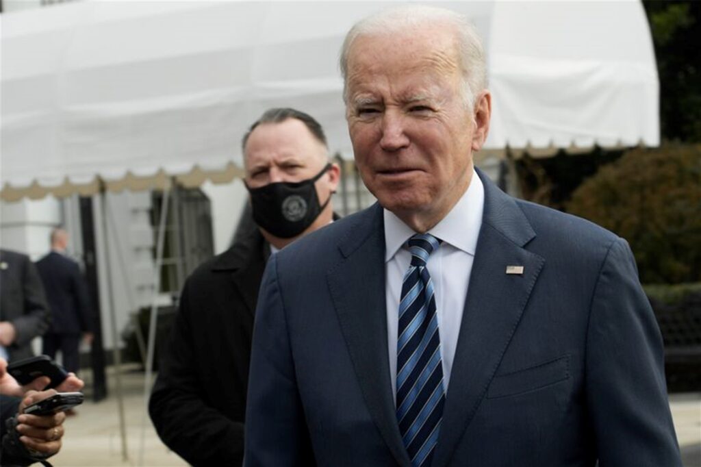 US-Präsident Joe Biden spricht vor dem Weißen Haus mit Journalisten über den Ukraine-Konflikt.