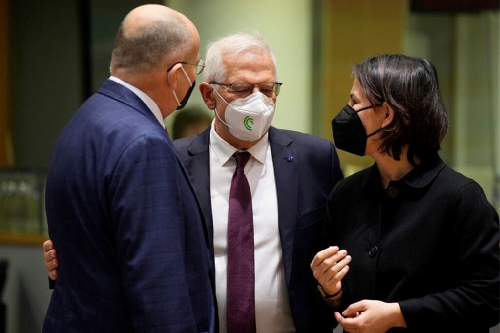 Außenministerin Annalena Baerbock (r, Bündnis 90/Die Grünen) spricht mit Zbiegniew Rau (l-r), Außenminister von Polen, und Josep Borrell, EU-Außenbeauftragter, während eines Treffens der EU-Außenminister.