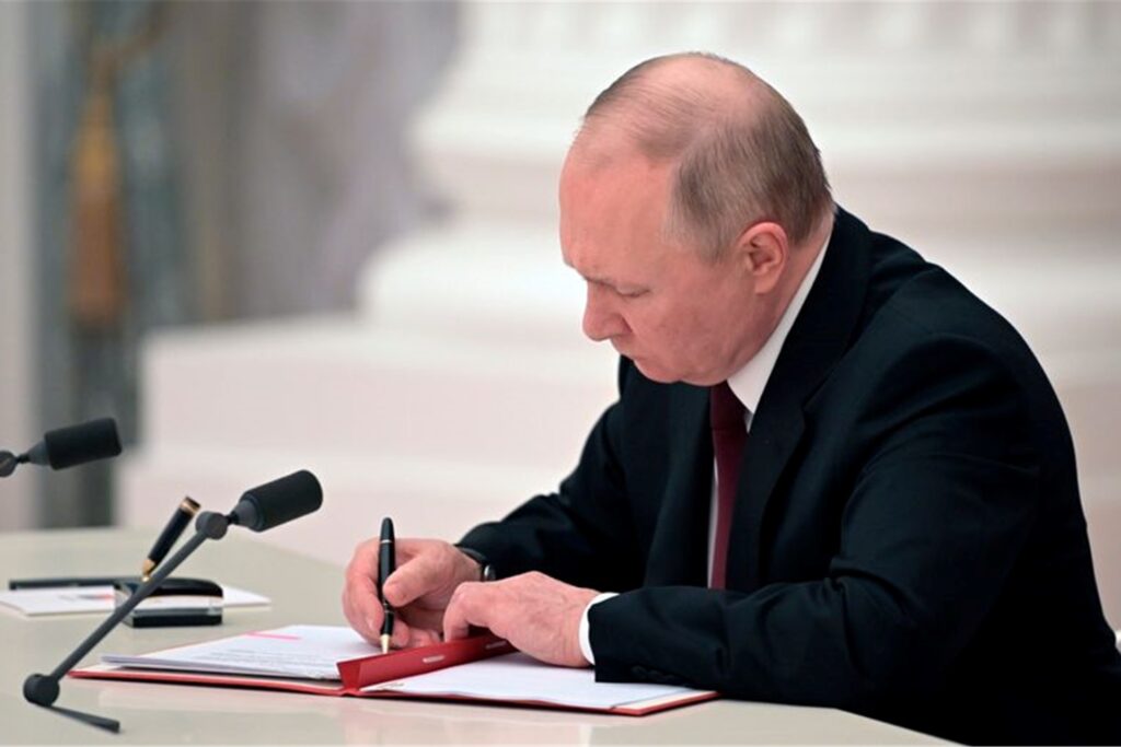 Der russische Präsident Wladimir Putin unterzeichnet ein Dokument zur Anerkennung der Unabhängigkeit der Separatistengebiete in der Ostukraine.
