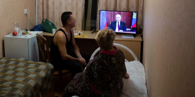 Menschen aus den Regionen Donezk und Luhansk, dem von einer pro-russischen Separatistenregierung kontrollierten Gebiet in der Ostukraine, verfolgen die Fernsehansprache des russischen Präsidenten Putin. Putin hat bei einer Fernsehansprache die Staatlichkeit der Ukraine als Ganzes infrage gestellt. Zudem hat er die beiden Regionen Luhansk und Donezk im Osten der Ukraine als unabhängige «Volksrepubliken» anerkannt.