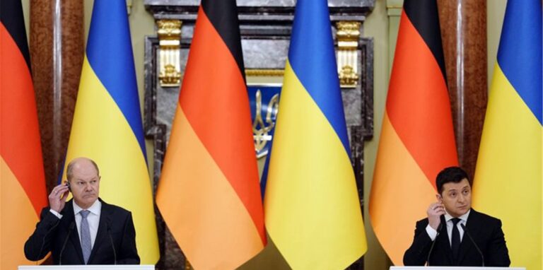 Bundeskanzler Olaf Scholz (SPD, l) und Wolodymyr Selenskyj, Präsident der Ukraine, bei einer Pressekonferenz in Kiew.
