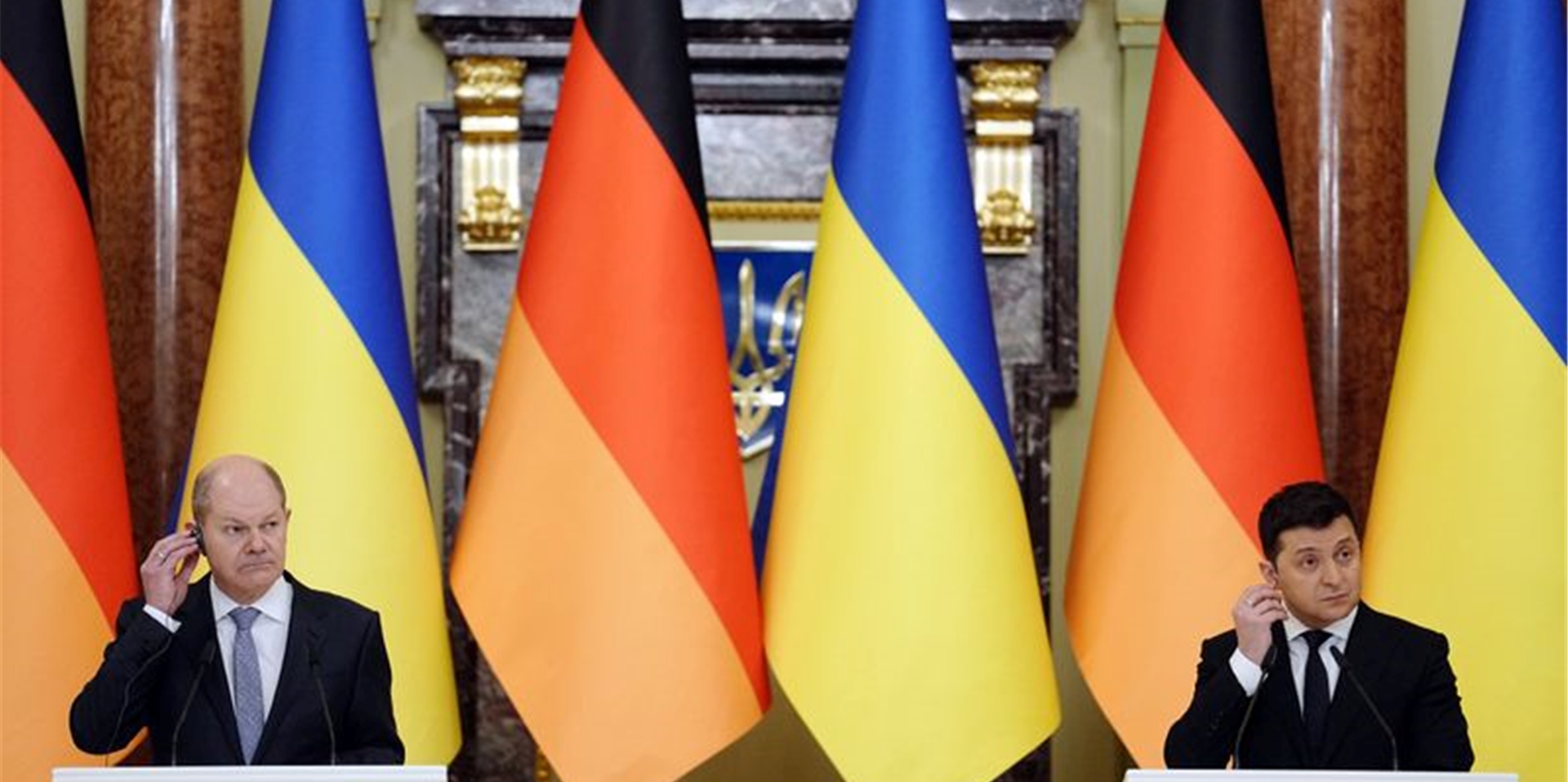 Bundeskanzler Olaf Scholz (SPD, l) und Wolodymyr Selenskyj, Präsident der Ukraine, bei einer Pressekonferenz in Kiew.
