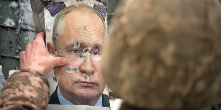 Ukraine, Luhansk: Ein ukrainischer Soldat justiert ein von Kugeln durchlöchertes Bild des russischen Präsidenten Putin.
