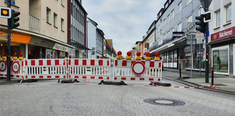 Die Geschwisterstraße war kurzzeitig unerlaubt geöffnet worden, ist jetzt aber wieder gesperrt.