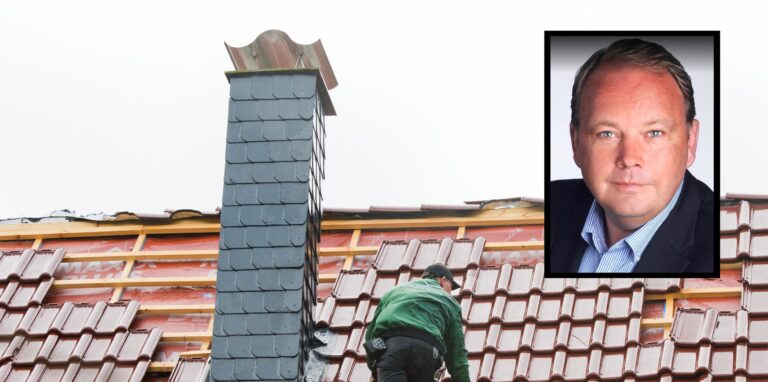 Dachdecker reparieren das vom Sturm teilweise abgedeckte Dach eines Einfamilienhauses. Der Hertener Versicherungsexperte Ludger Tillmann befürchtet aufgrund der zahlreichen Schadensmeldungen in unserer Stadt aber lange Wartezeiten für Hausbesitzer.