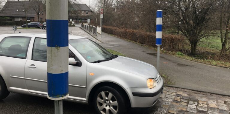 In Schermbeck in der Nähe der Grundschule in Schermbeck verengen zwei blau-weiße Leitzylinder die Straße. In Dorsten sollen solche Pfosten aber nur an offiziellen Fußgängerüberwegen geprüft werden.