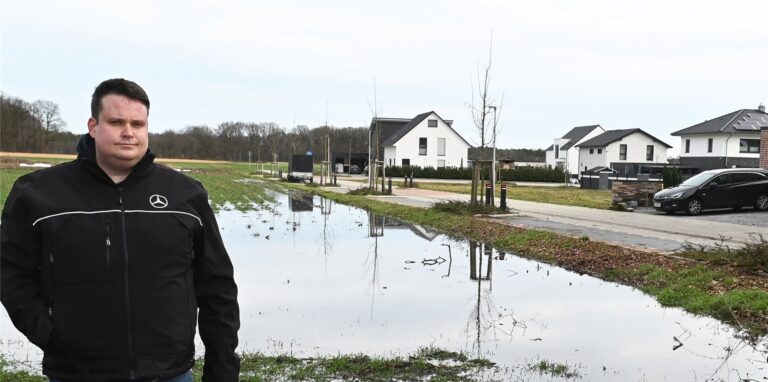 Am Bückelsberg ist Land unter: Anwohner, wie Markus Große Geldermann, fürchten, dass ihre neuen Häuser gefährdet sind.