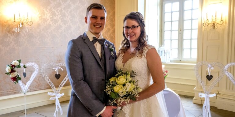 Romantischer Ort und einmaliges Datum: Sandra (geb. Zscheile) und Dennis Stutz haben am Dienstag, 22.2.22, im Schloss Herten geheiratet.