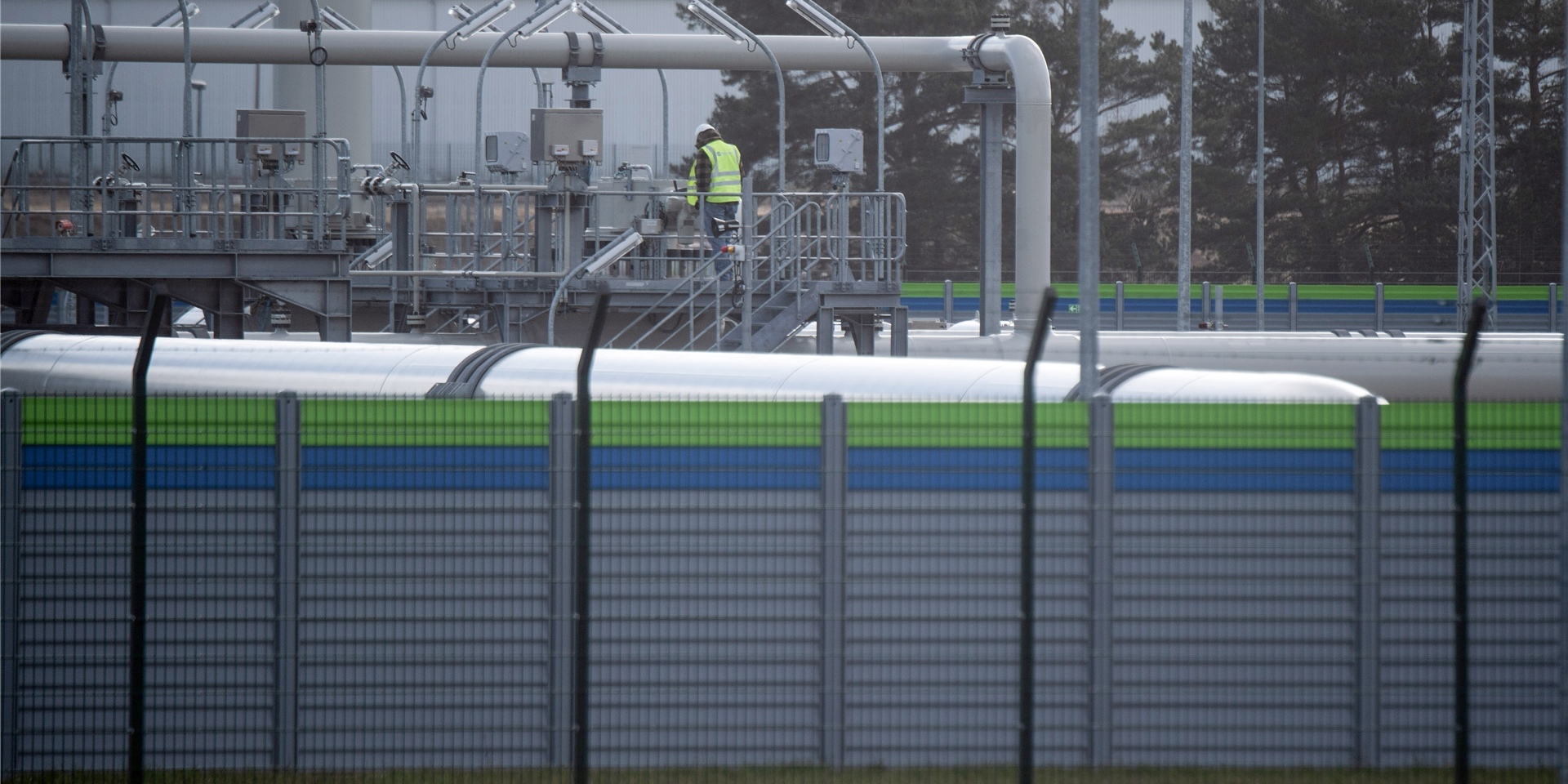 Blick auf Rohrsysteme und Absperrvorrichtungen in der Gasempfangsstation der Ostseepipeline Nord Stream 2. Vor dem Hintergrund des eskalierenden Russland-Ukraine-Konflikts stoppt die Bundesregierung das Genehmigungsverfahren für die russisch-deutsche Erdgasleitung Nord Stream 2 bis auf Weiteres.