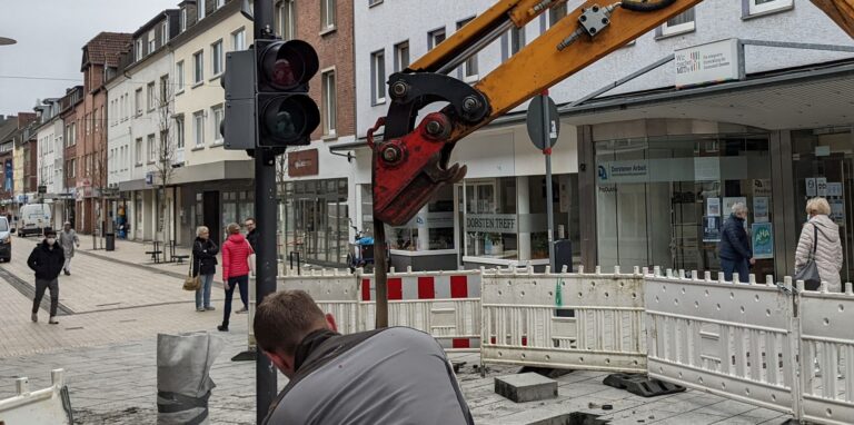 Auch Ampeln gehören zur Ausstattung der vollautomatischen Hochsicherheits-Polleranlagen, die derzeit an den Eingängen der Fußgängerzone installiert werden.