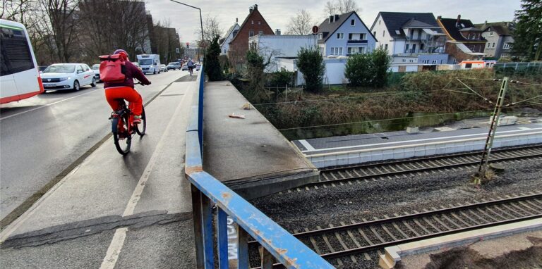 Die Brücke der Feldstraße über den Bahngleisen: Bei der seitlich hervorstehenden Betonfläche (hier und auf der anderen Brückenseite) besteht eine theoretische Gefahr des Abbrechens. Betonklötze, die zur Stabilisierung beitragen sollen, würden von dem etwa 190 Zentimeter breiten Geh- und Radweg 60 Zentimeter wegnehmen.